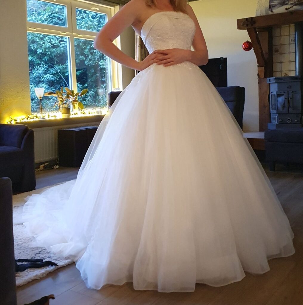 Modern wedding dress Vindress White Regular Long Strapless New (Un-Altered) Tulle Size 38