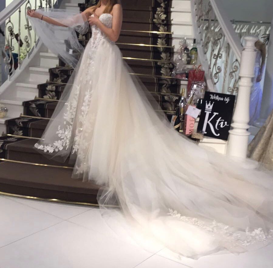 Classy wedding dress Pronovias White Regular Long Strapless New (Un-Altered) Natural Size 38