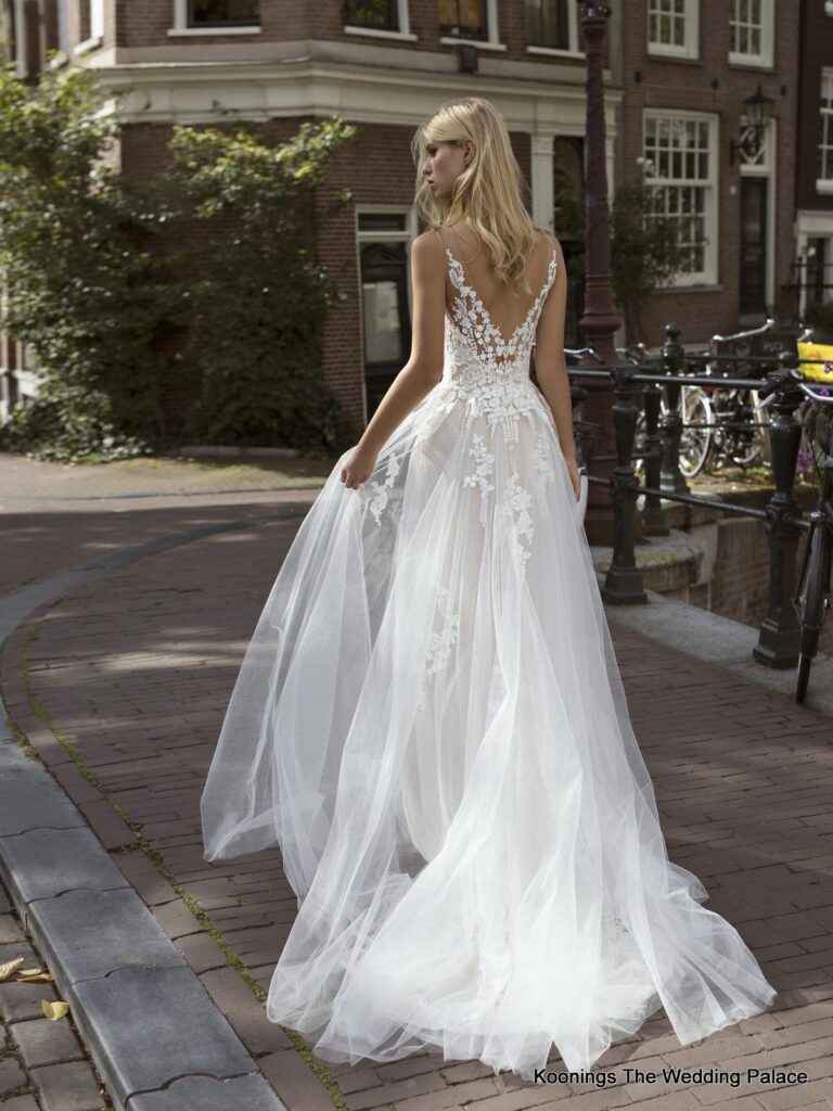 Beautiful dress Modeca Fairy Ivory Regular Short V-neck New (Un-Altered) Natural Unknown size