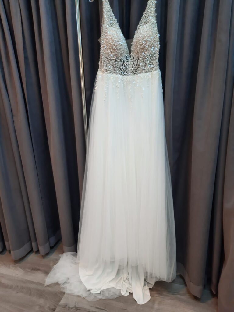 Amazing dress Vindress White Regular Long V-neck New (Un-Altered) Tulle Size 40