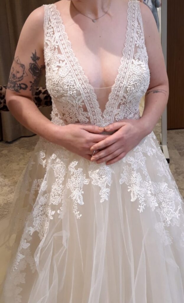 Precious dress Enzoani White Regular Long V-neck New (Un-Altered) Natural Size 38