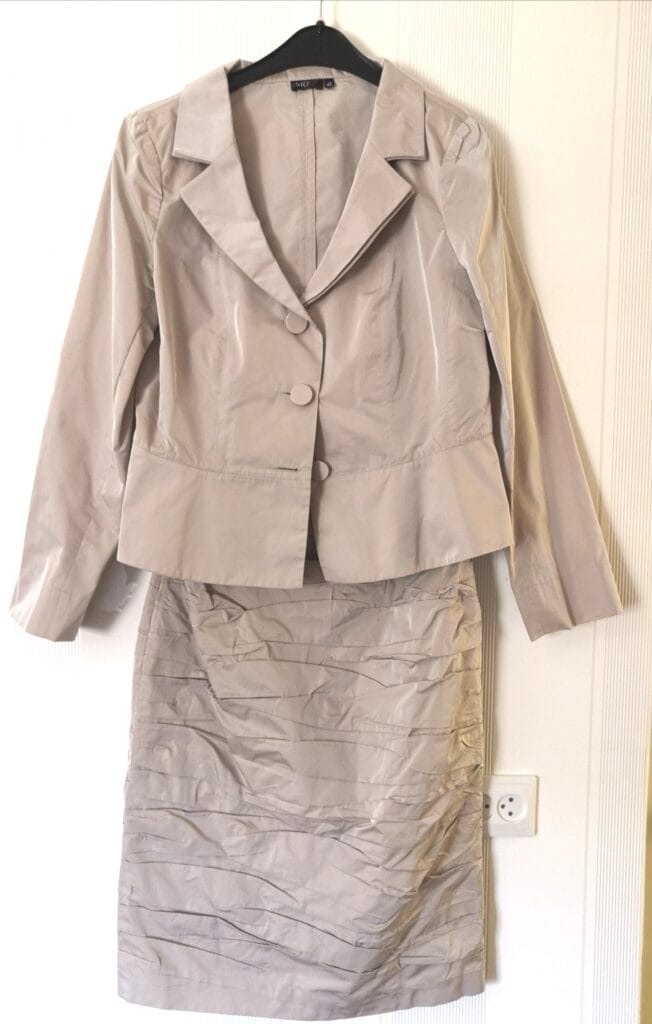 Beautiful dress Vindress Ivory Regular Long V-neck New (Un-Altered) Natural Size 42