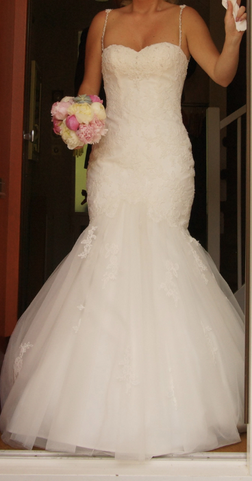 Classy dress Vindress White Mermaid Long V-neck New (Un-Altered) Natural Size 36