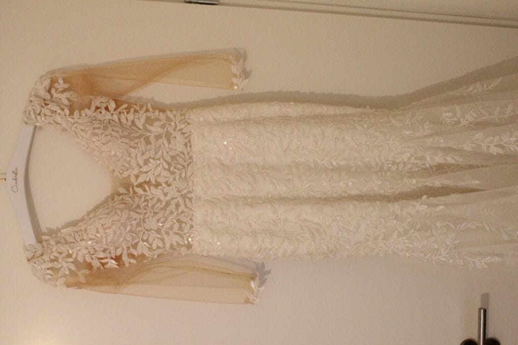 Adorable wedding dress Vindress Ivory Mermaid Long V-neck New (Un-Altered) Natural Size 36